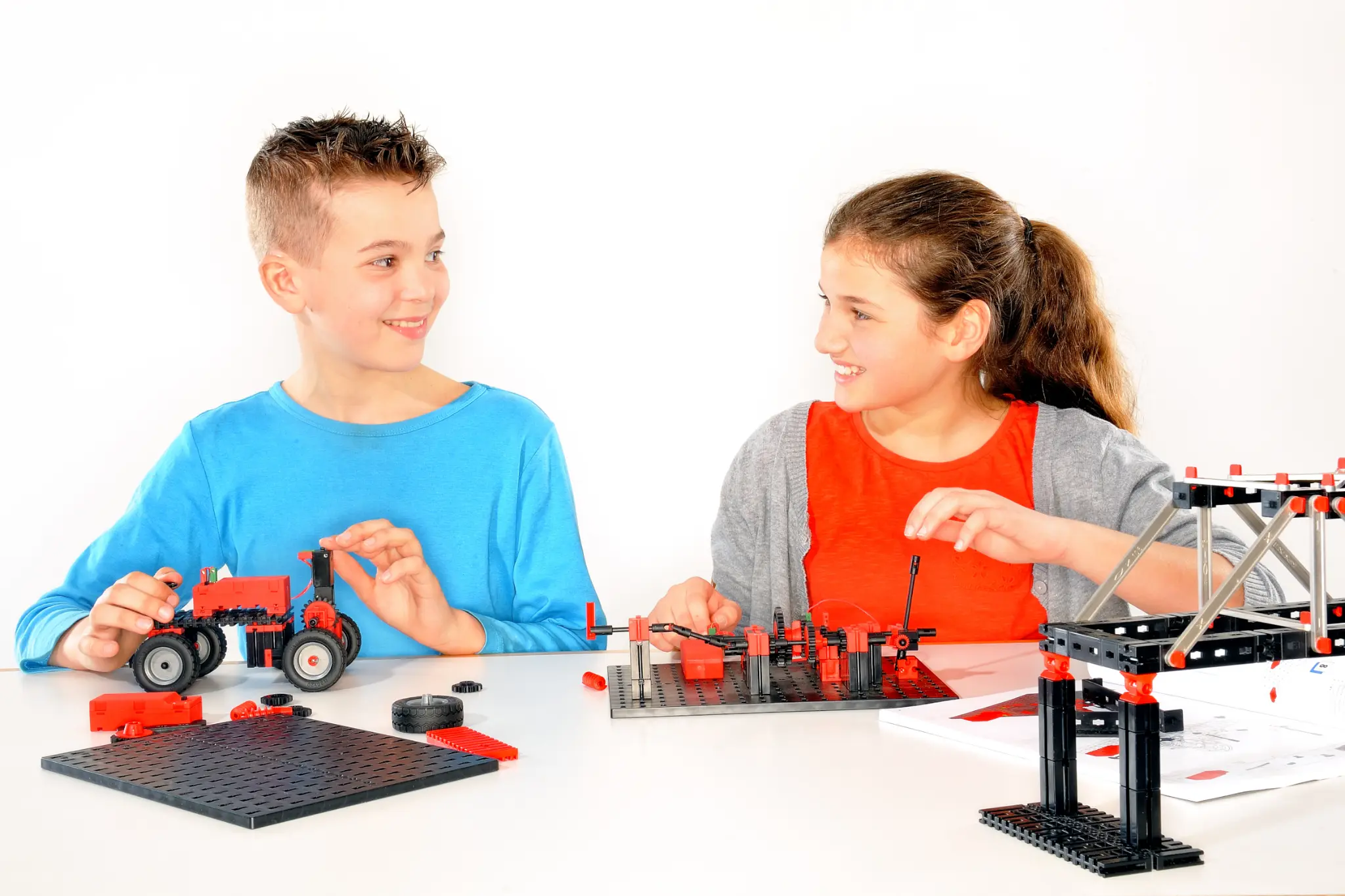 Kinder begeistert bei fischertechnik Robotik